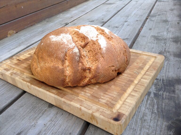 Vollkornbrot mit Naturjoghurt