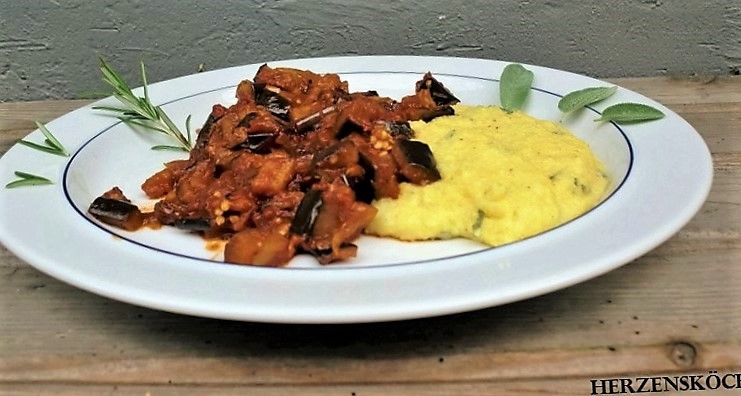 Sizilianisches Auberginen-Gemüse mit Salbei-Polenta