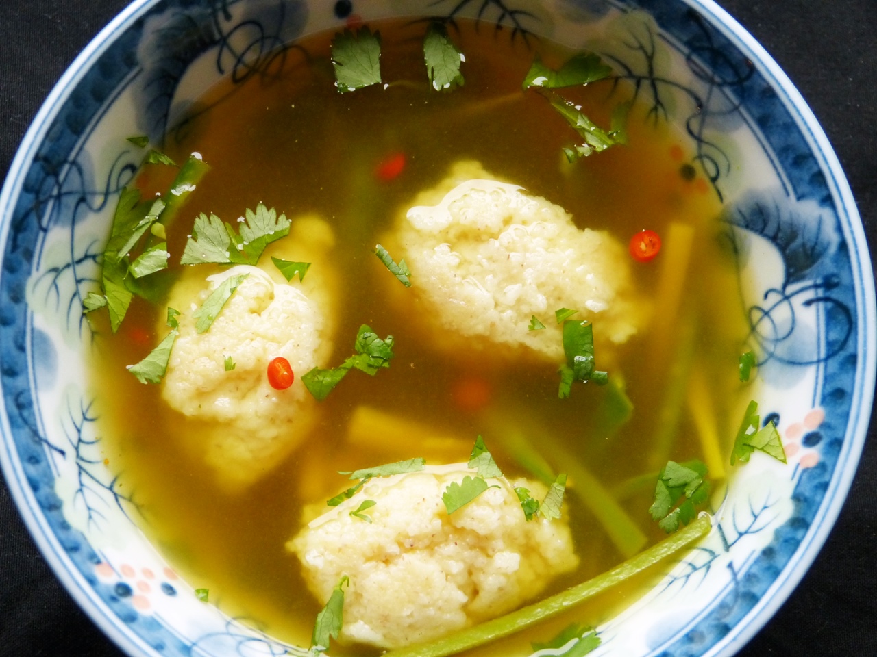 Asia Suppe mit Kokosgriesnockerl