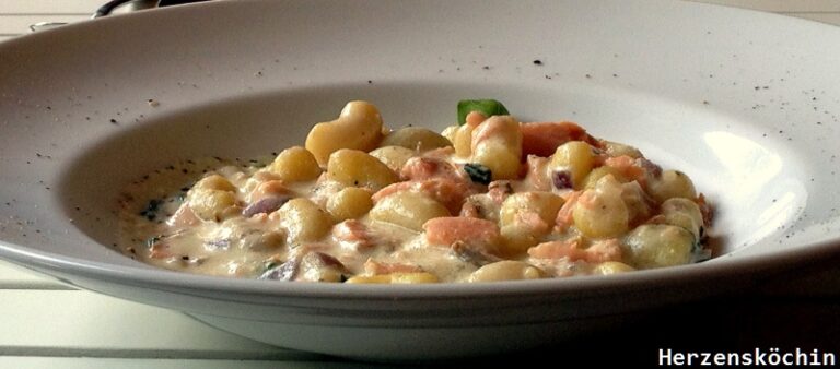 Italienische Gnocchi mit Lachs in cremiger Sojasahne