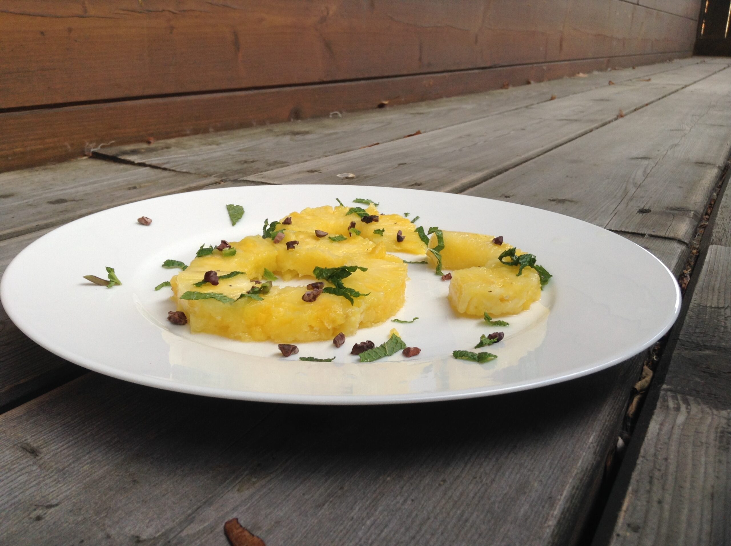 Ananas-Carpaccio mit Minzsoße und Kakako-Nibs