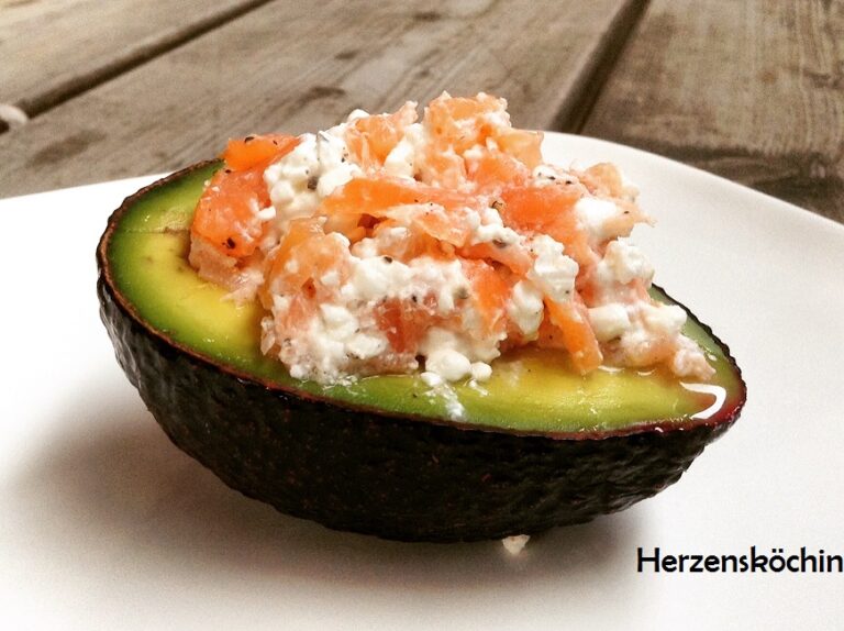 avocado mit huettenkaese lachs fuellung