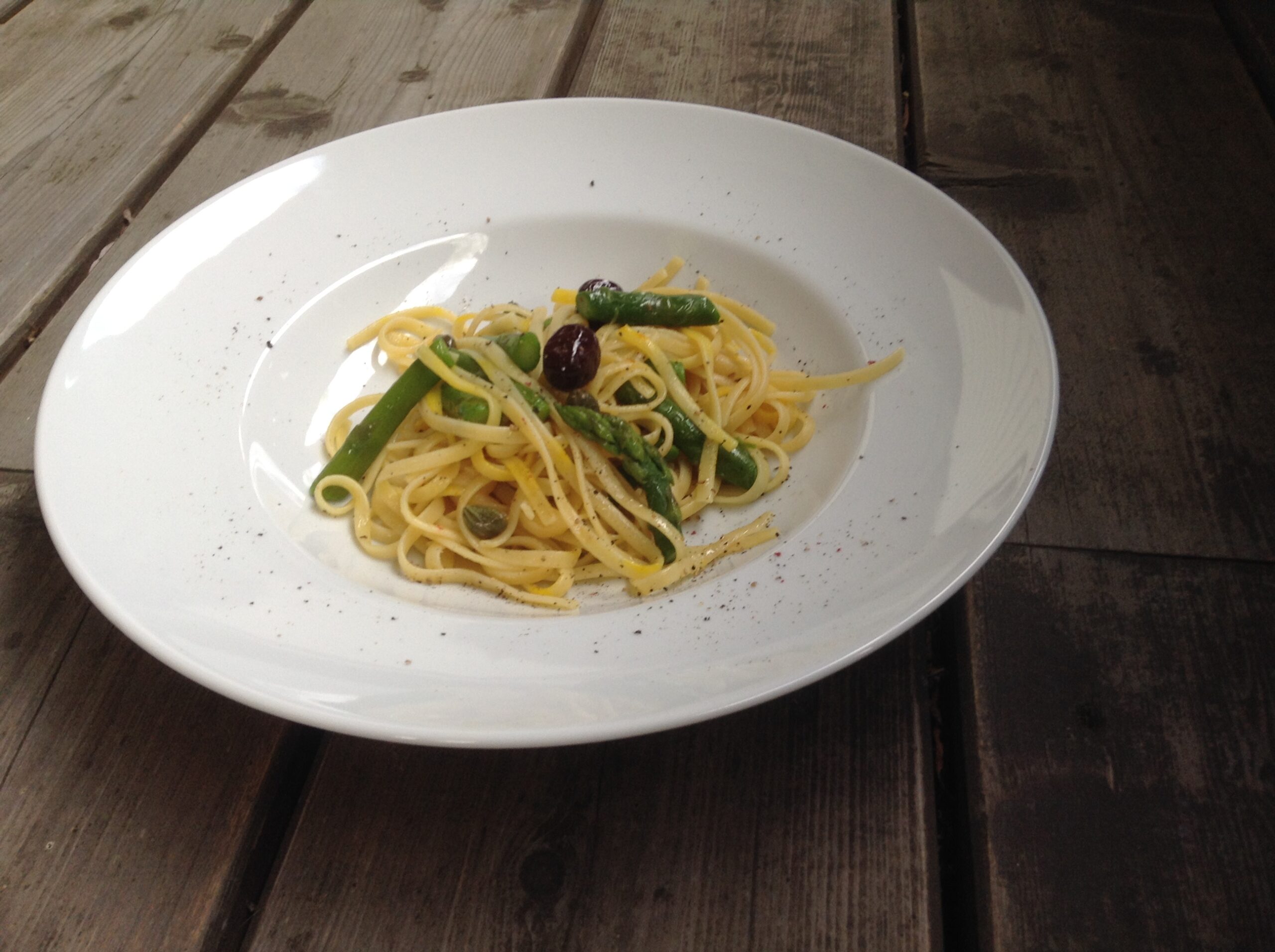 Safran-Linguine-mit-gruenem-Spargel-Oliven-und-Kapern