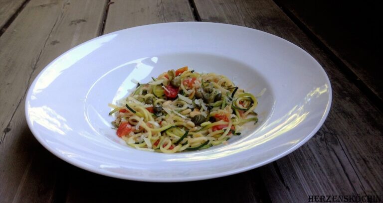 Zoodles mit Kapern und Coktailtomaten lowcarb