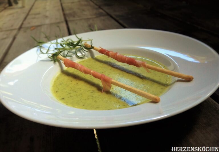 Zucchinicreme-Suppe mit Grissini-Steg