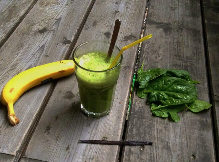 Banane-Spinat-Vanille-Smoothie und Verlosung von 3 Smoothiemaker und 3 Smoothiebücher