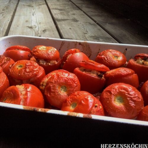 Gefuellte Tomaten mit Reis, Dattel und Rosinen