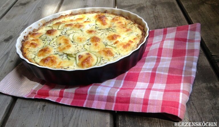 Sommerliche Lowcarb Zucchini Tarte mit Mandelboden und Mozzarella