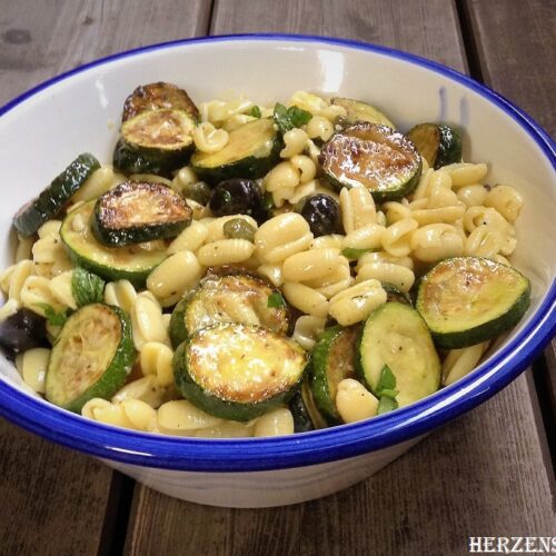 Zucchini Nudelsalat mit Oliven, Kapern und Zucchini