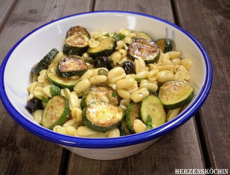 Zucchini Nudelsalat mit Oliven, Kapern und Zucchini