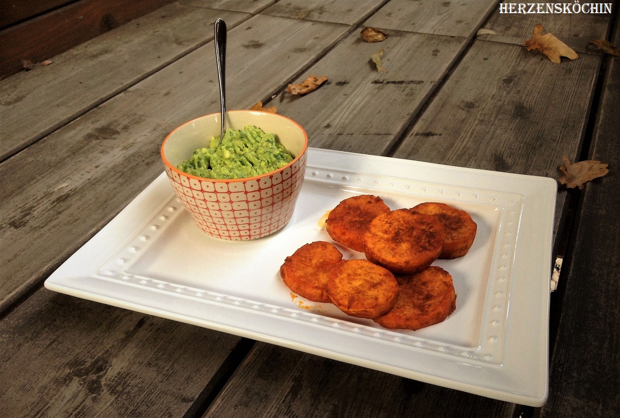 Sueßkartoffel-Taler mit Avocado-Koriander-Dip