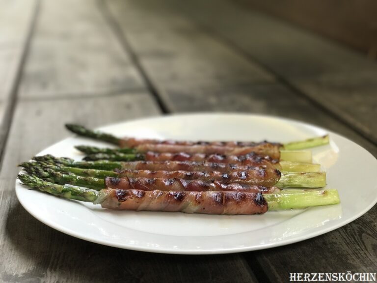 Grüner Spargel gegrillt mit Serranoschinken