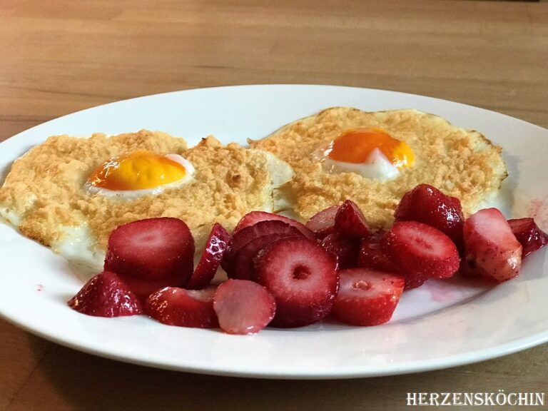 Ketogene Eier Nester mit Erdbeeren