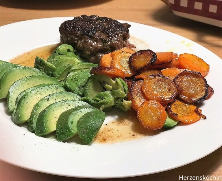 Burger mit gerösteten Möhrenchips und Avocado