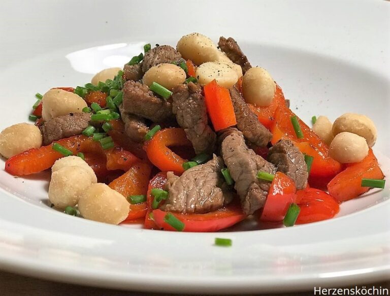 Rindfleisch Salat mit Paprika und Macadamia