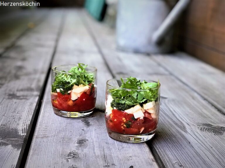 Caprese im Glas – Tomate Mozzarella mit Basilikum