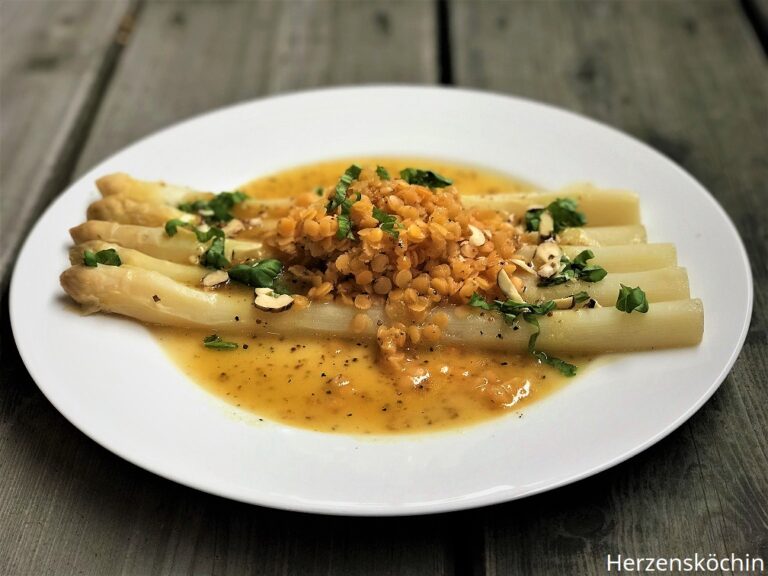 Spargel-Salat mit roten Linsen, geröstete Haselnüssen und Basilikum an Senf-Honig-Dressing