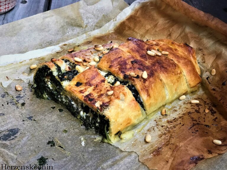 Spinatstrudel mit Schafkäse und Pinienkerne