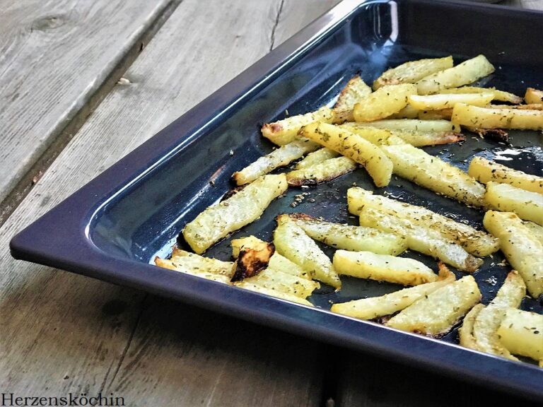 Kohlrabi Ecken mit Rosmarin und Oliven-Kapern-Dip